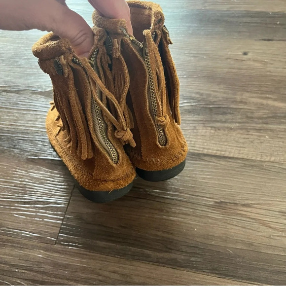 Minnetonka Booties Women's 6 Fringed Studded Moccasin Ankle Boots Boho Western - Picture 3 of 5